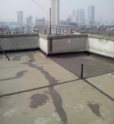 新兴漏水维修 楼顶漏水是什么原因，楼顶漏水维修方法是什么?